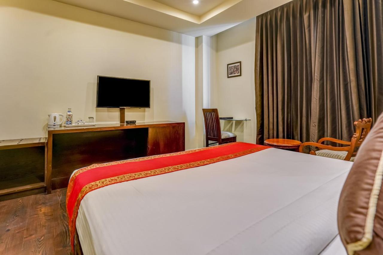 Townhouse 552Hotel Royal Court Джаландхар Екстериор снимка