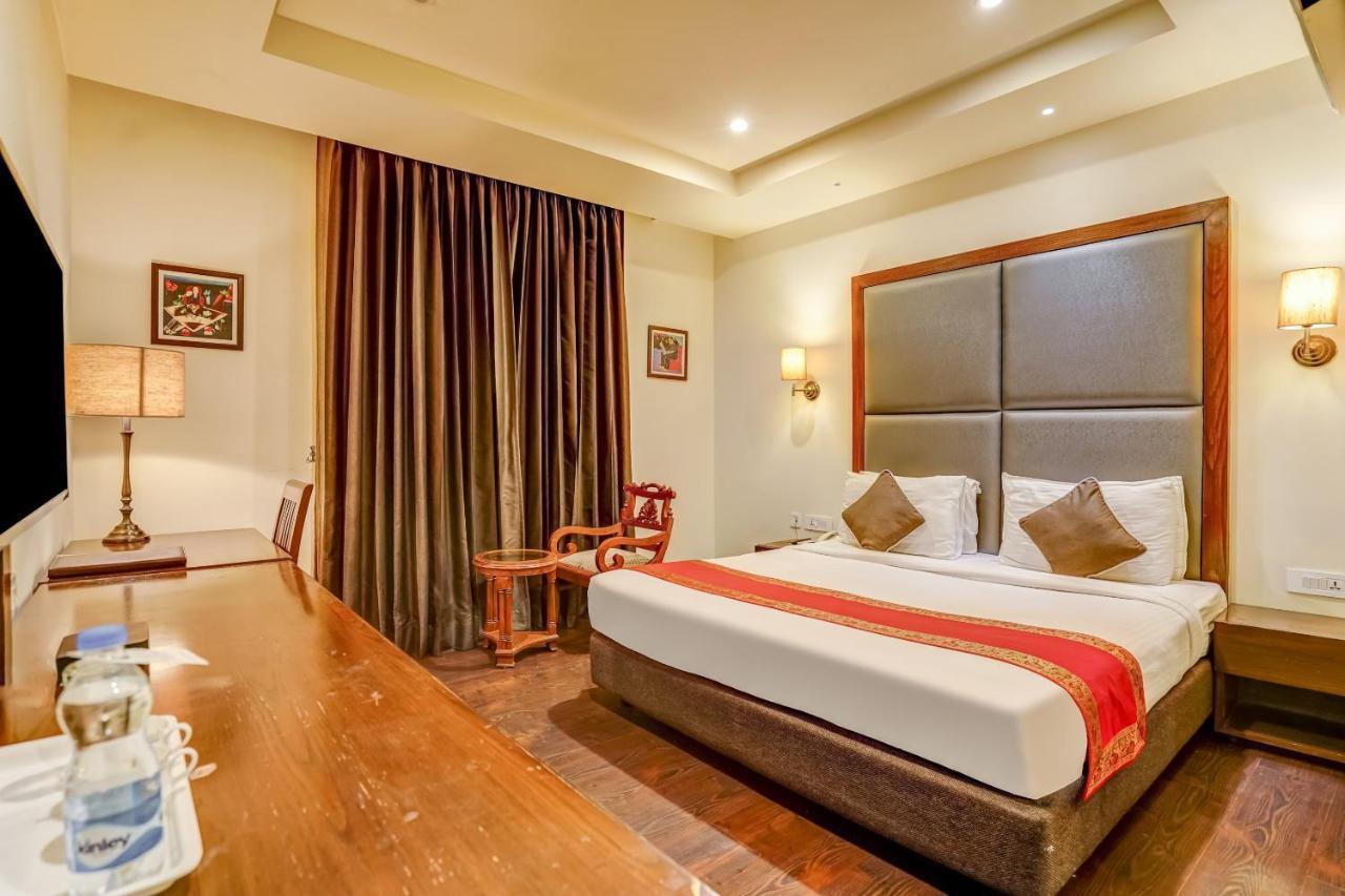Townhouse 552Hotel Royal Court Джаландхар Екстериор снимка