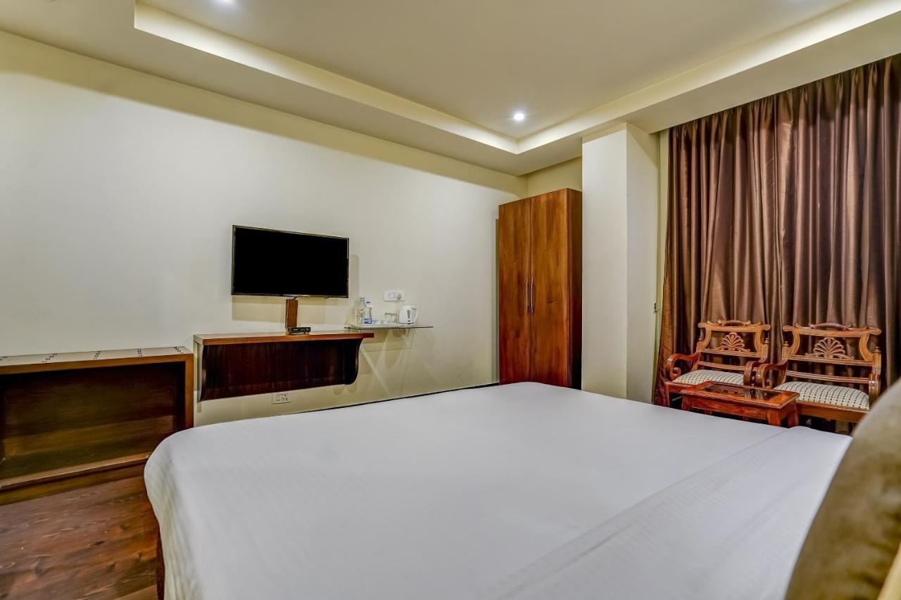 Townhouse 552Hotel Royal Court Джаландхар Екстериор снимка